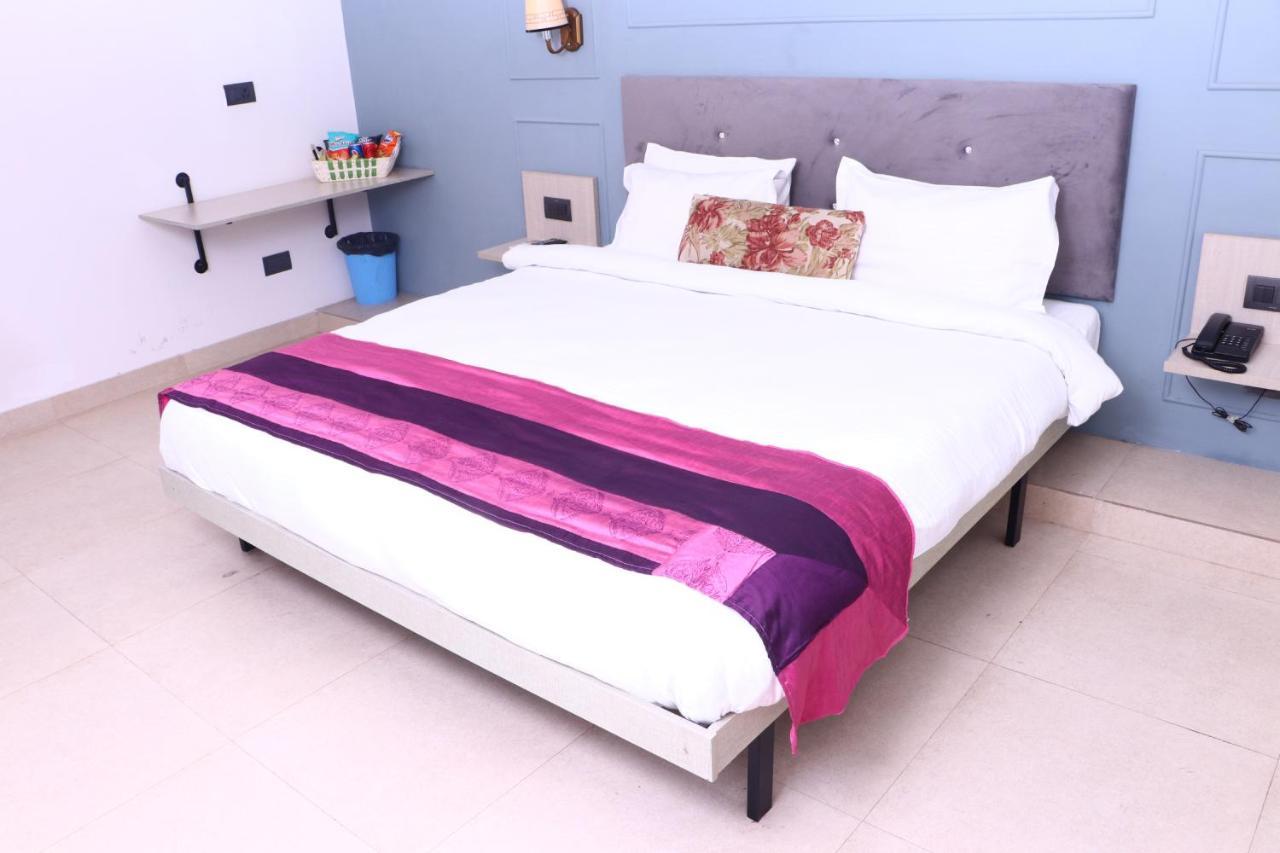 Virohaa Garden Hotel Ghaziabad Zewnętrze zdjęcie